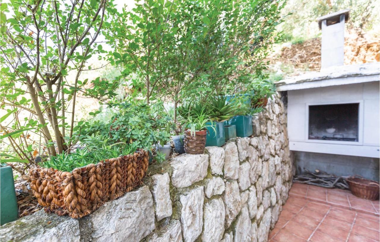 2 Bedroom Beautiful Apartment In Makarska Exterior foto