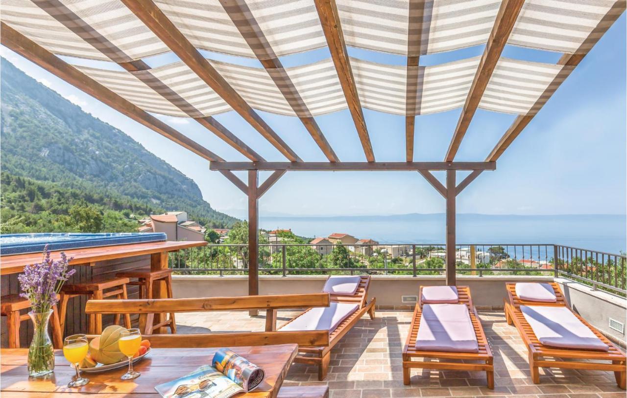 2 Bedroom Beautiful Apartment In Makarska Exterior foto