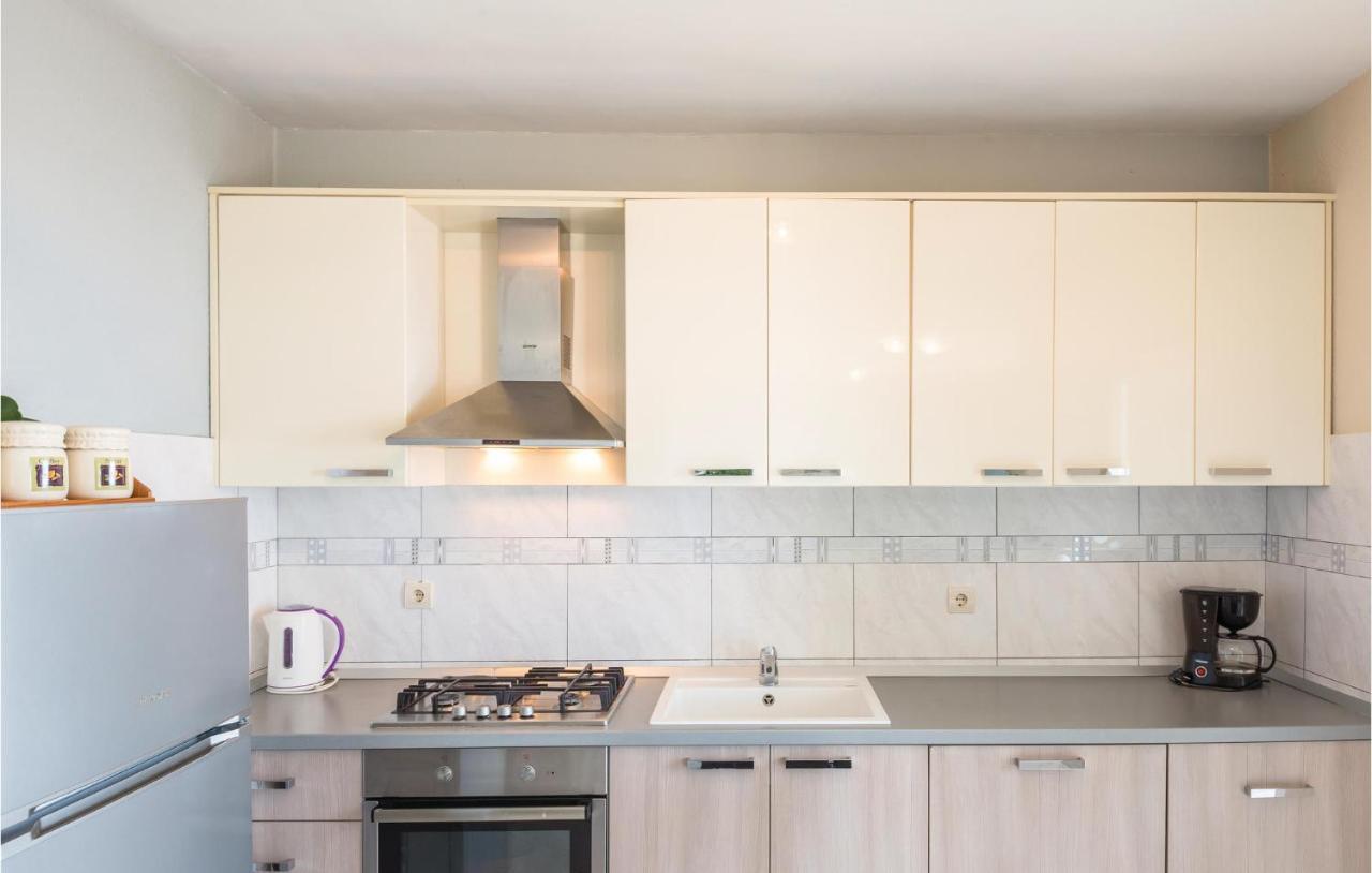 2 Bedroom Beautiful Apartment In Makarska Exterior foto