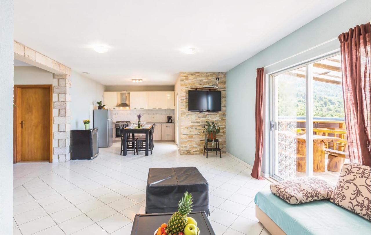 2 Bedroom Beautiful Apartment In Makarska Exterior foto