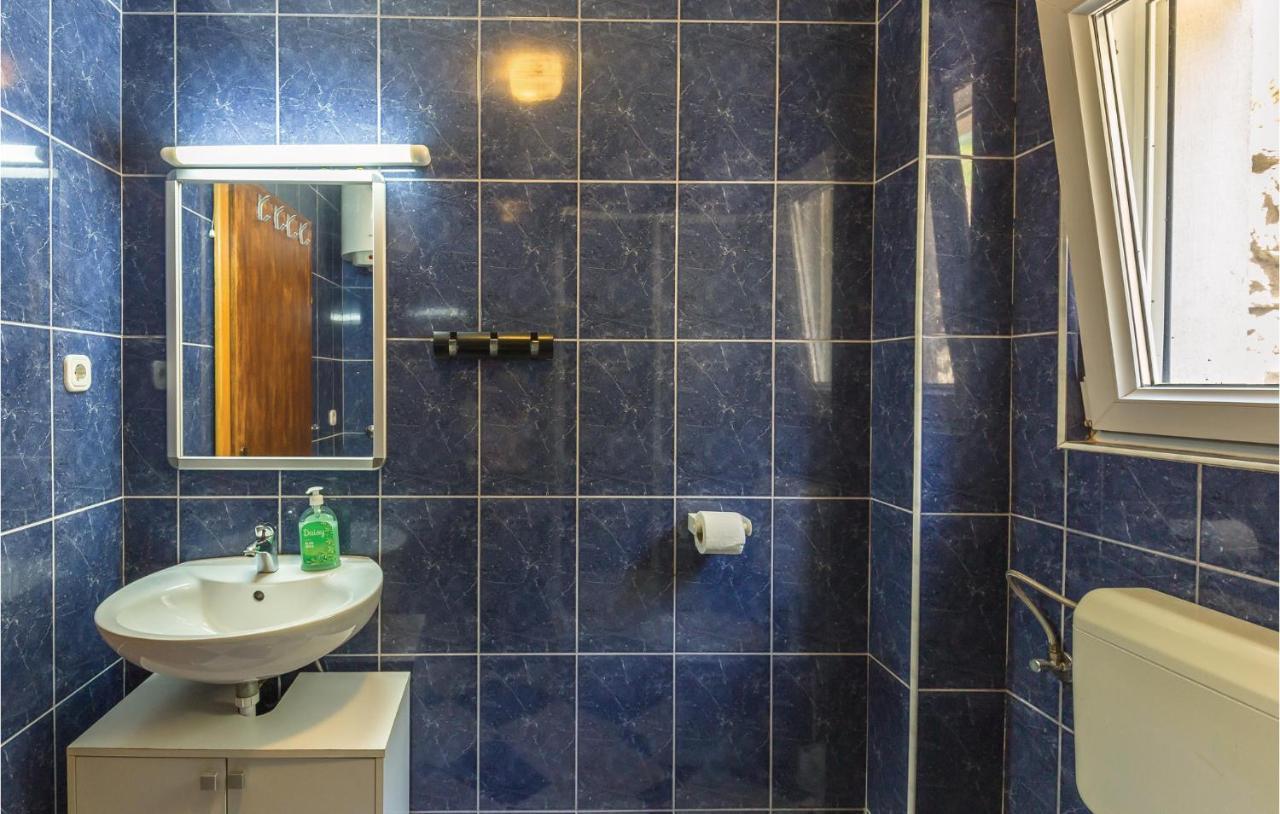 2 Bedroom Beautiful Apartment In Makarska Exterior foto