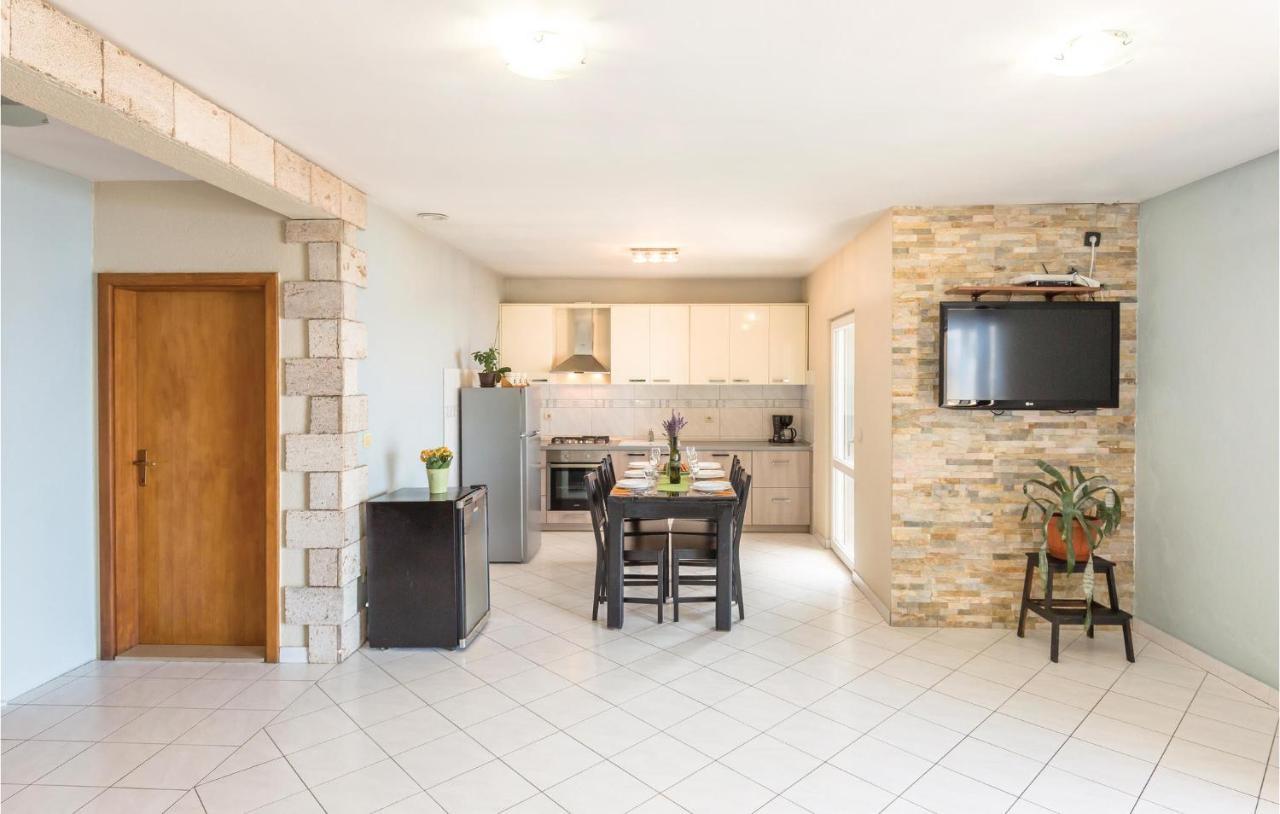 2 Bedroom Beautiful Apartment In Makarska Exterior foto
