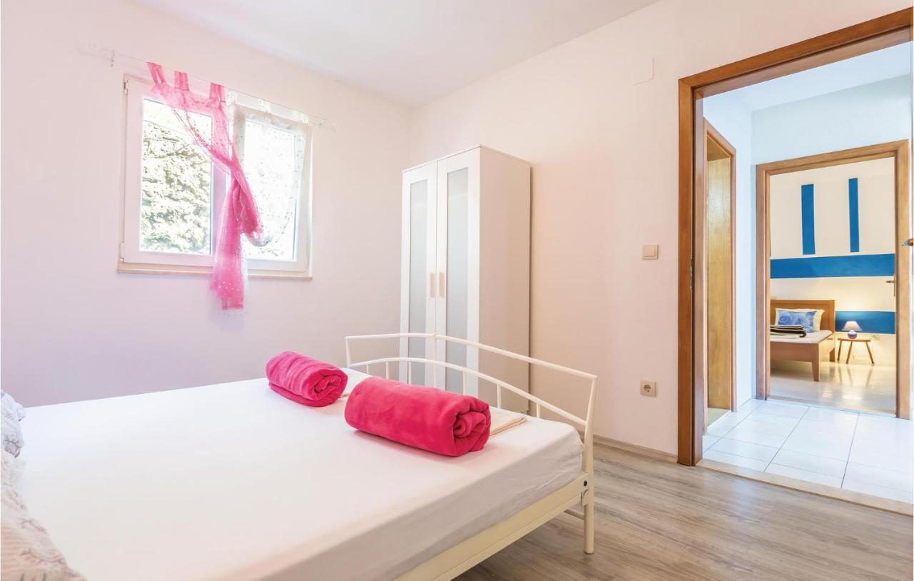 2 Bedroom Beautiful Apartment In Makarska Exterior foto