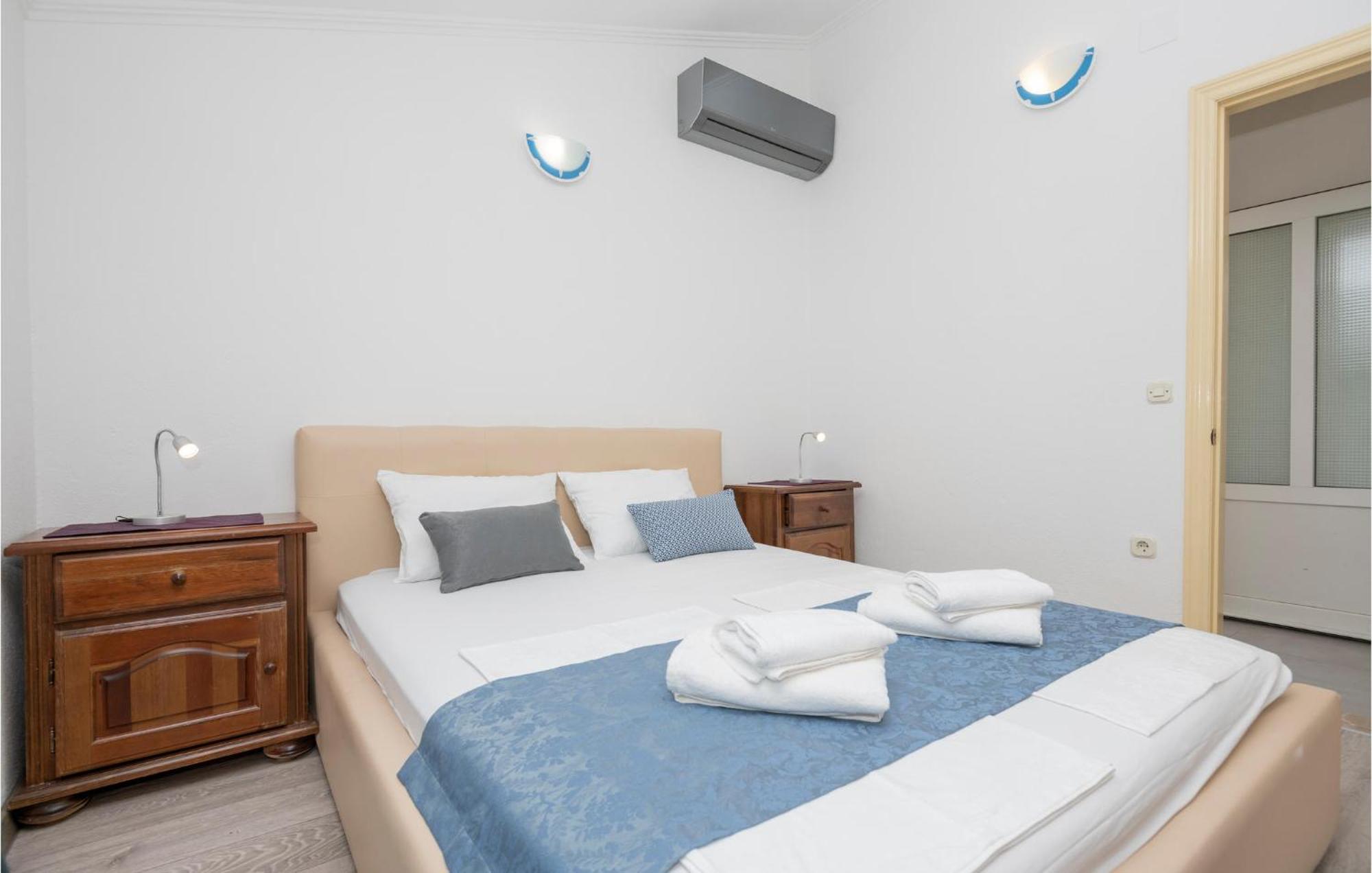 2 Bedroom Beautiful Apartment In Makarska Exterior foto