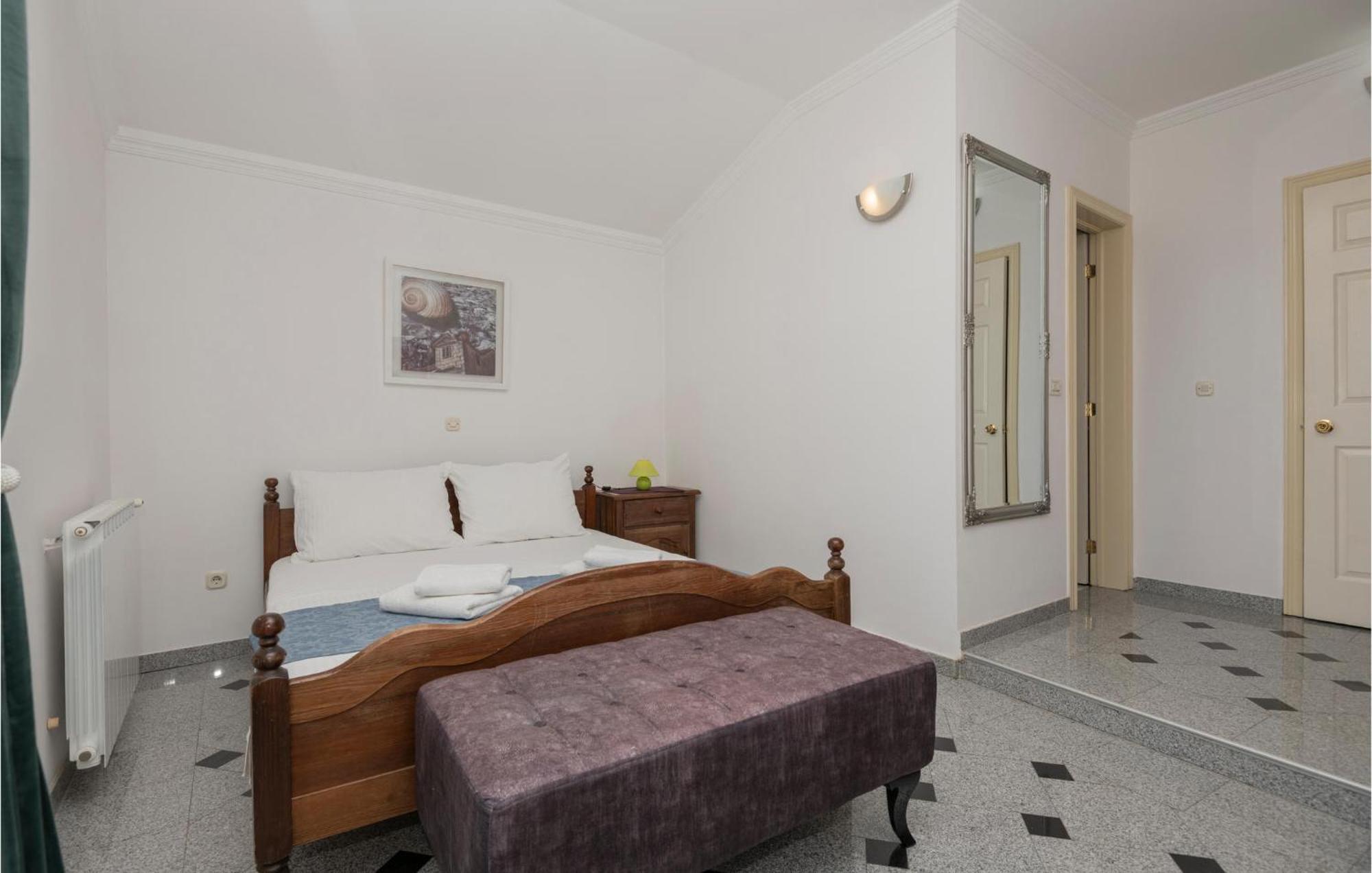 2 Bedroom Beautiful Apartment In Makarska Exterior foto