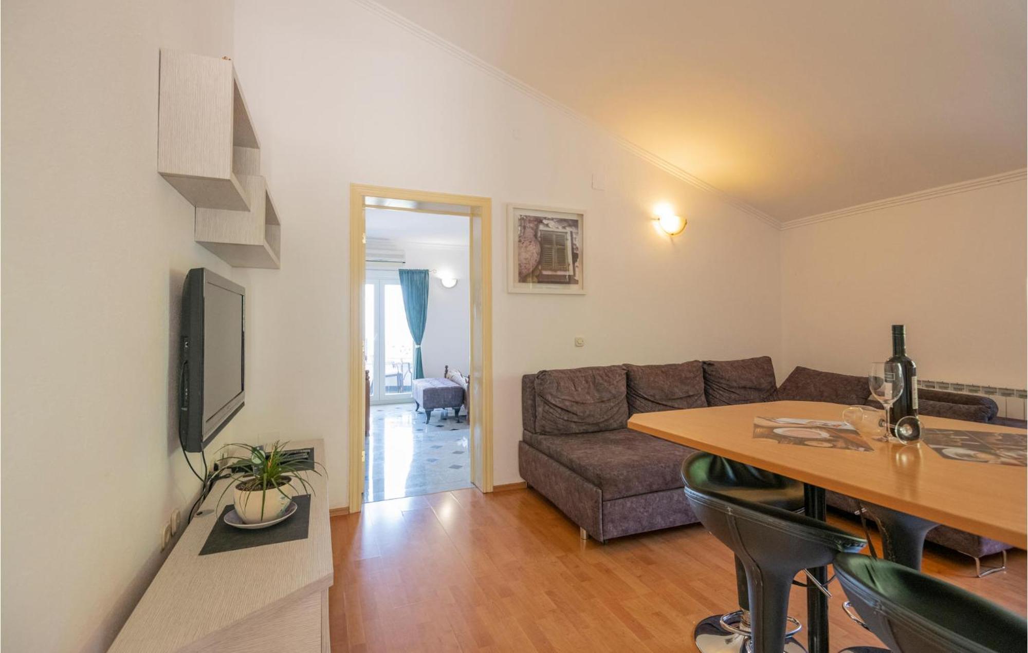 2 Bedroom Beautiful Apartment In Makarska Exterior foto