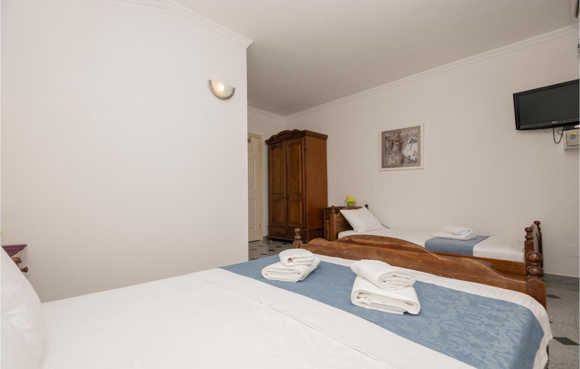 2 Bedroom Beautiful Apartment In Makarska Exterior foto