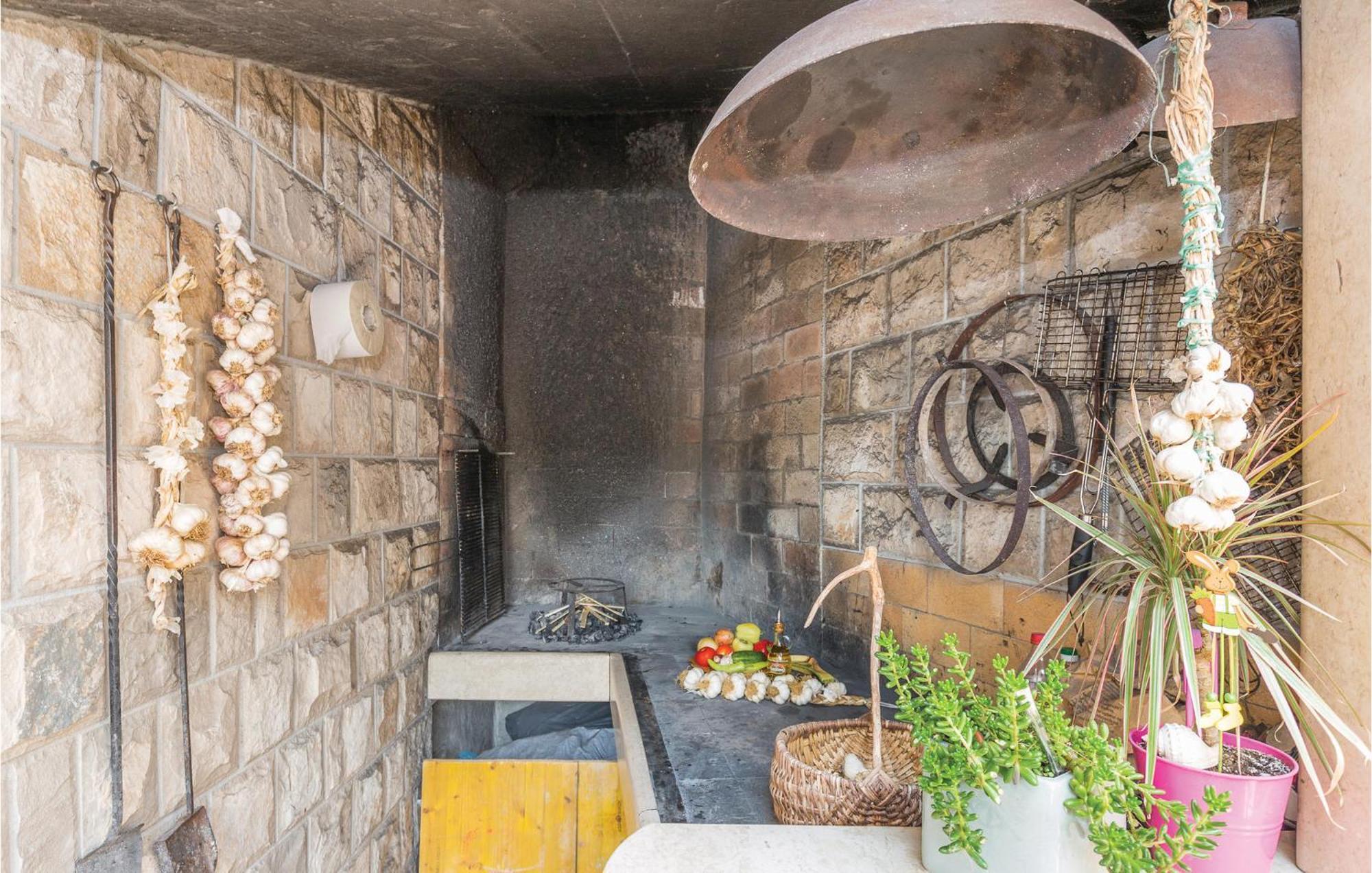 2 Bedroom Beautiful Apartment In Makarska Exterior foto
