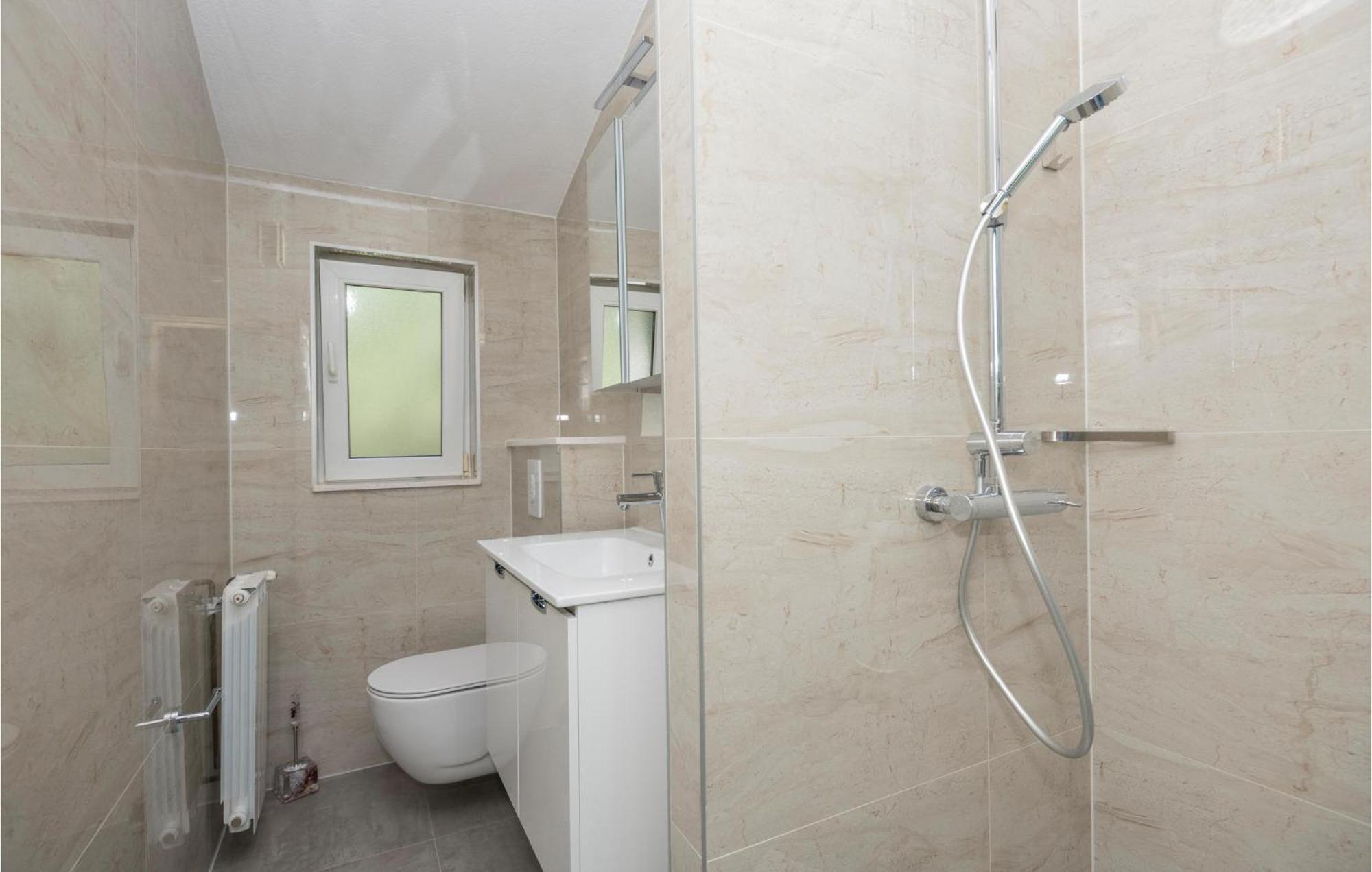 2 Bedroom Beautiful Apartment In Makarska Exterior foto