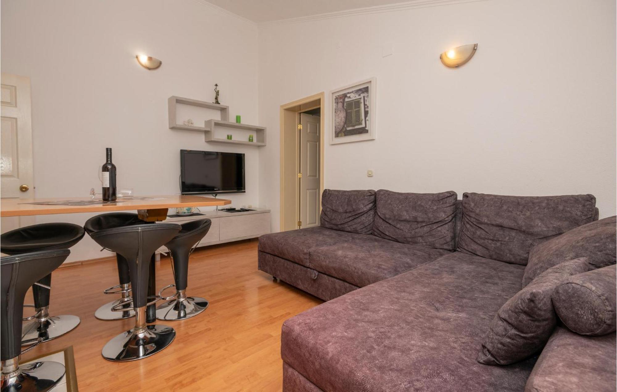 2 Bedroom Beautiful Apartment In Makarska Exterior foto