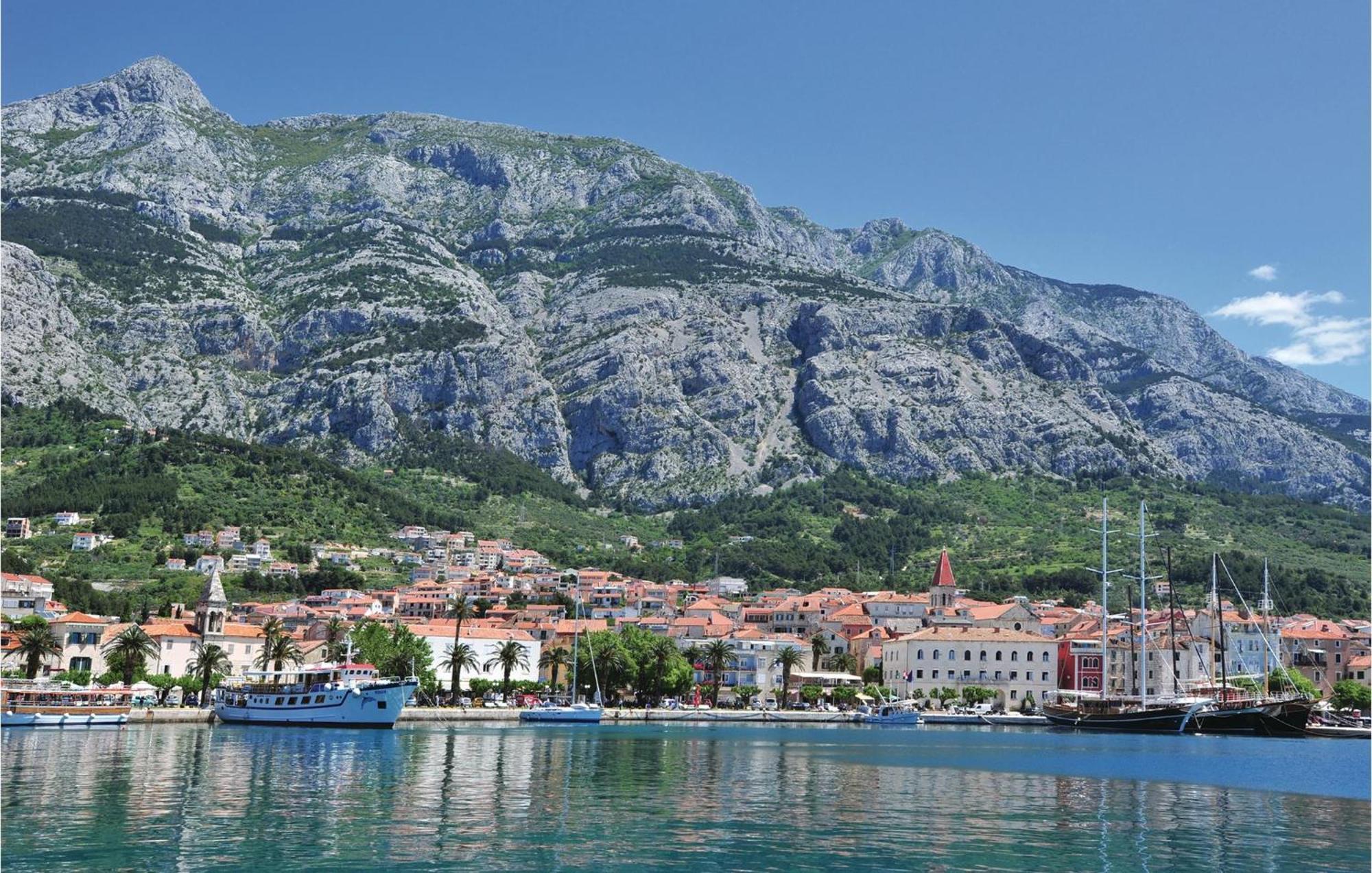 2 Bedroom Beautiful Apartment In Makarska Exterior foto