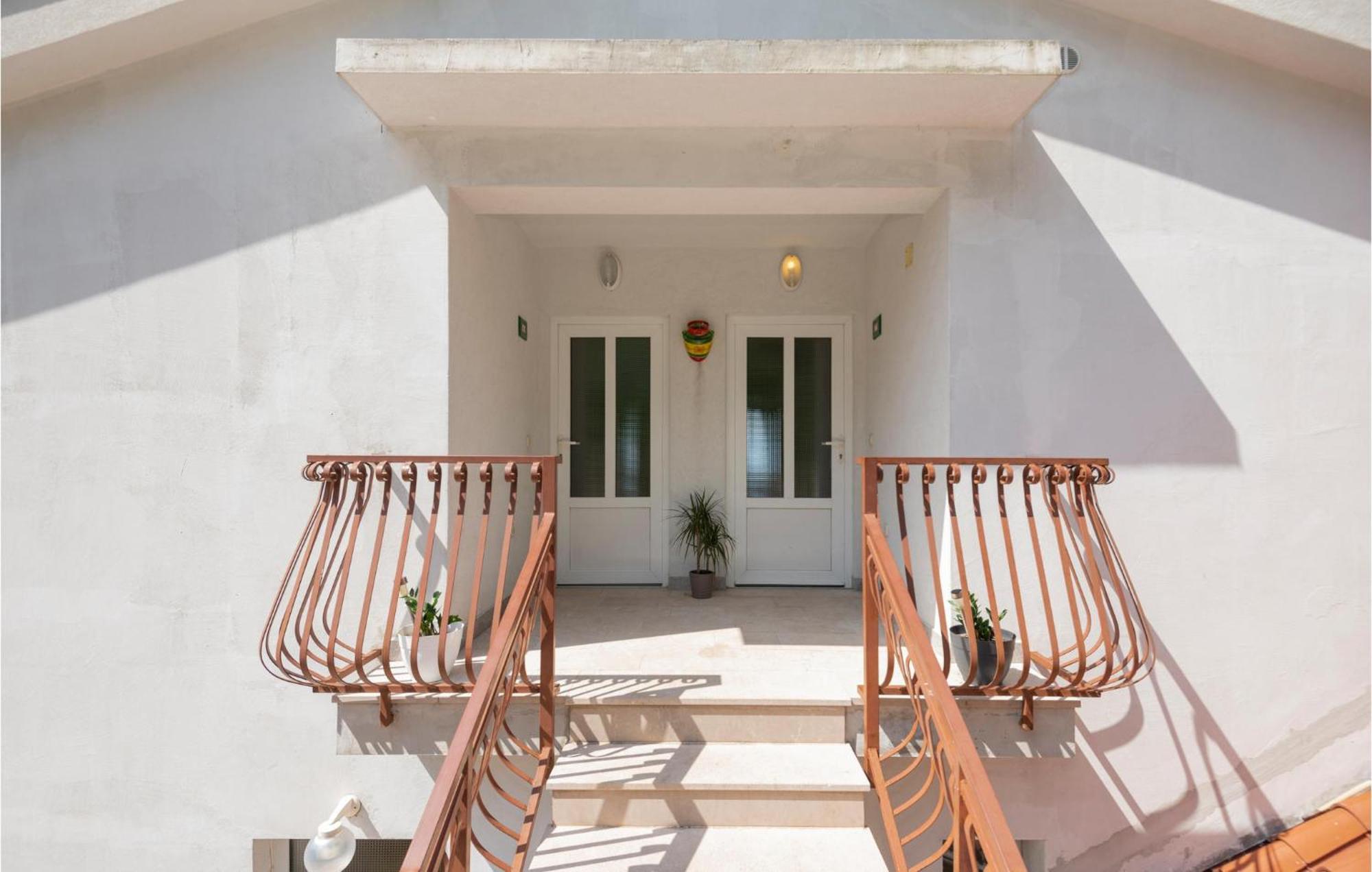 2 Bedroom Beautiful Apartment In Makarska Exterior foto