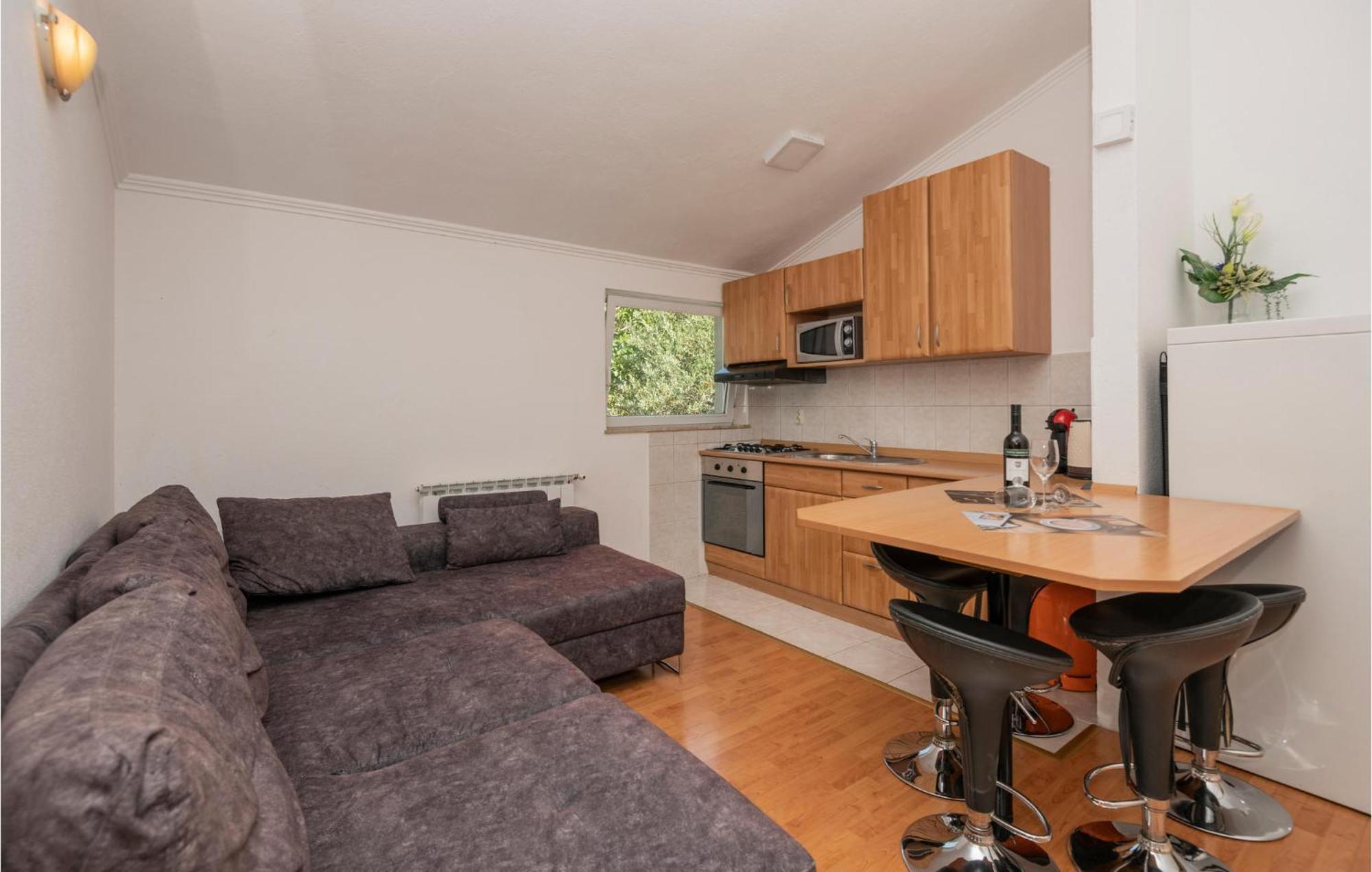 2 Bedroom Beautiful Apartment In Makarska Exterior foto