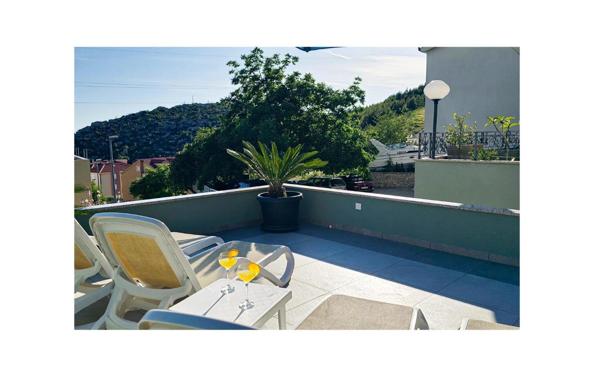 2 Bedroom Beautiful Apartment In Makarska Exterior foto