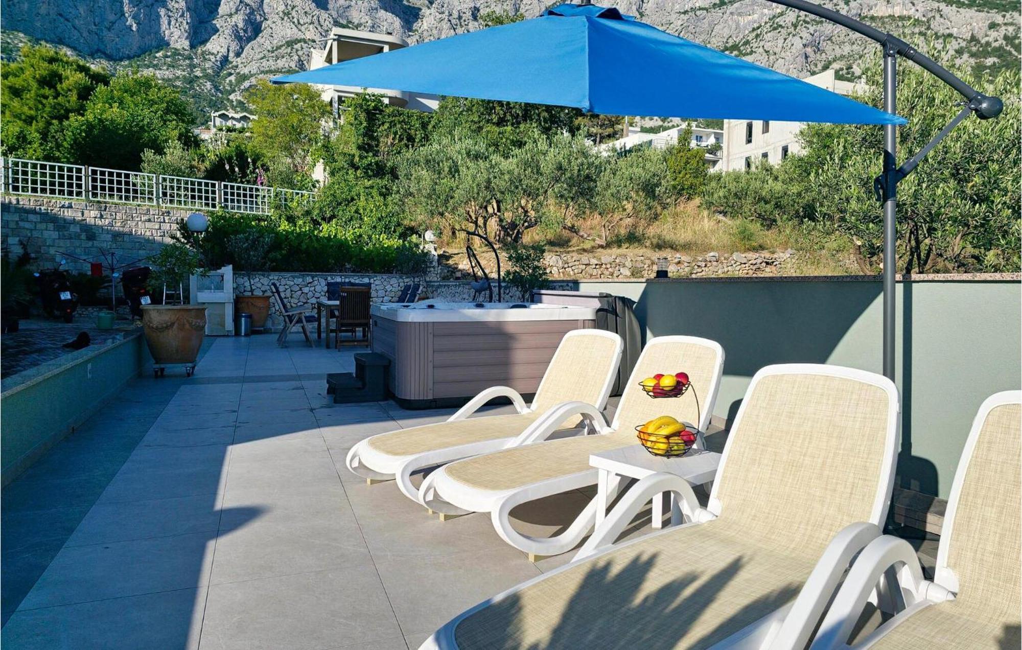 2 Bedroom Beautiful Apartment In Makarska Exterior foto