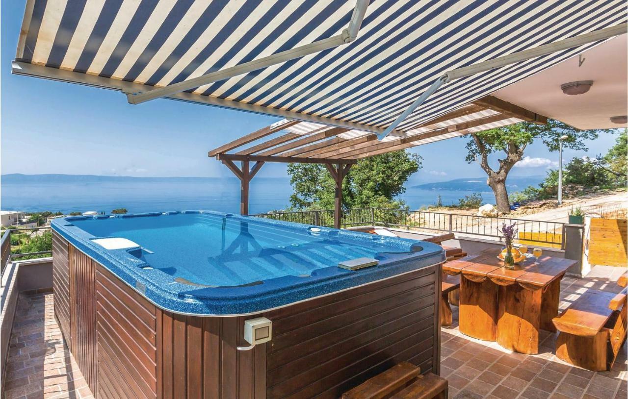 2 Bedroom Beautiful Apartment In Makarska Exterior foto